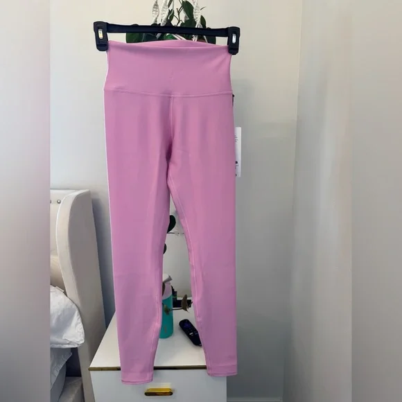 ALO Yoga HIGH-WAIST AIRLIFT LEGGING - Candy Heart Pink - Picture 4 of 9